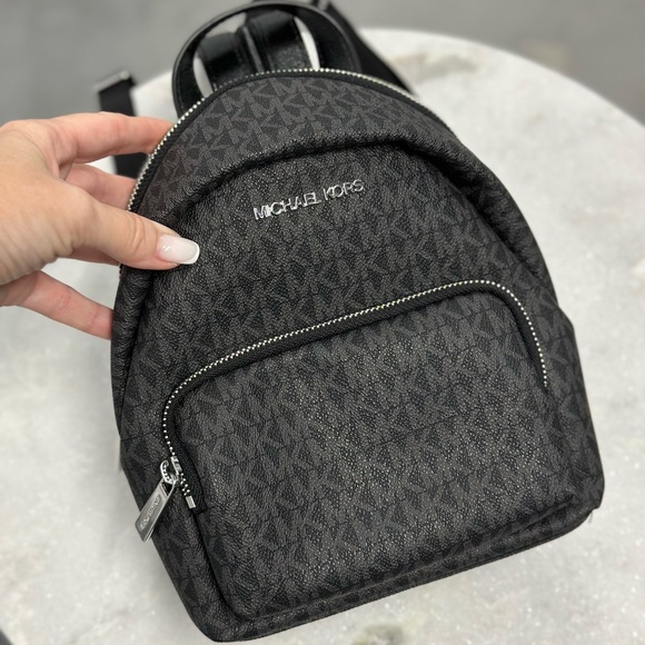 ERIN MICHAEL KORS
35F0SERB5B
BLACK
SM CON BACKPACK - Picture 3 of 7